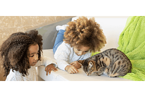 two kids with tabby cat