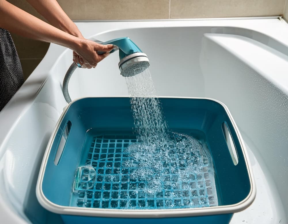 rinsing the cat litter box