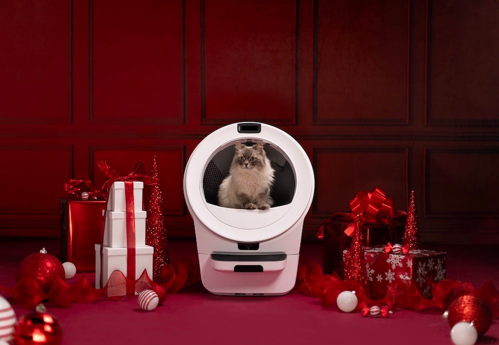 Siberian cat holiday scene Litter-Robot 5 Pro