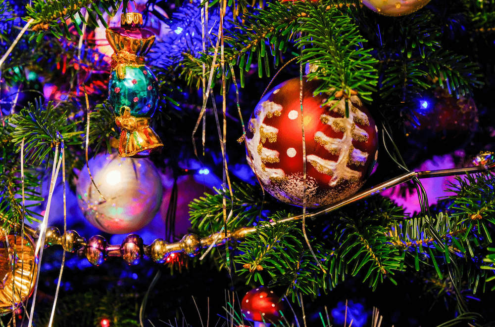 tinsel on Christmas tree dangerous to cats