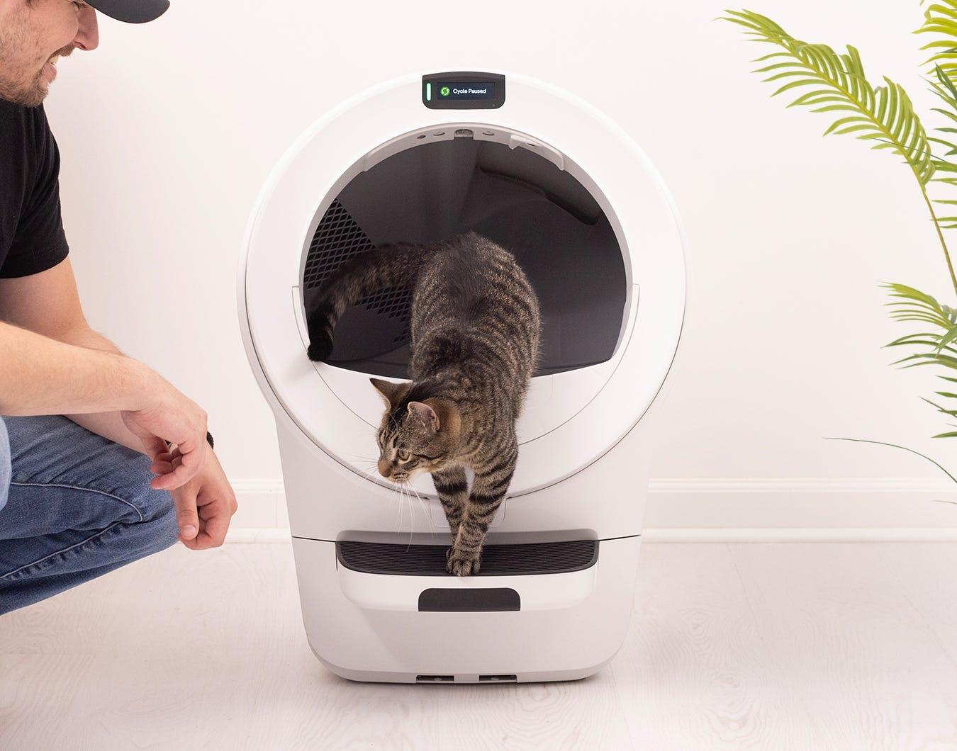Litter-Robot 4 next to a traditional litter box