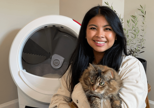 Influencer with cat and Litter-Robot 4