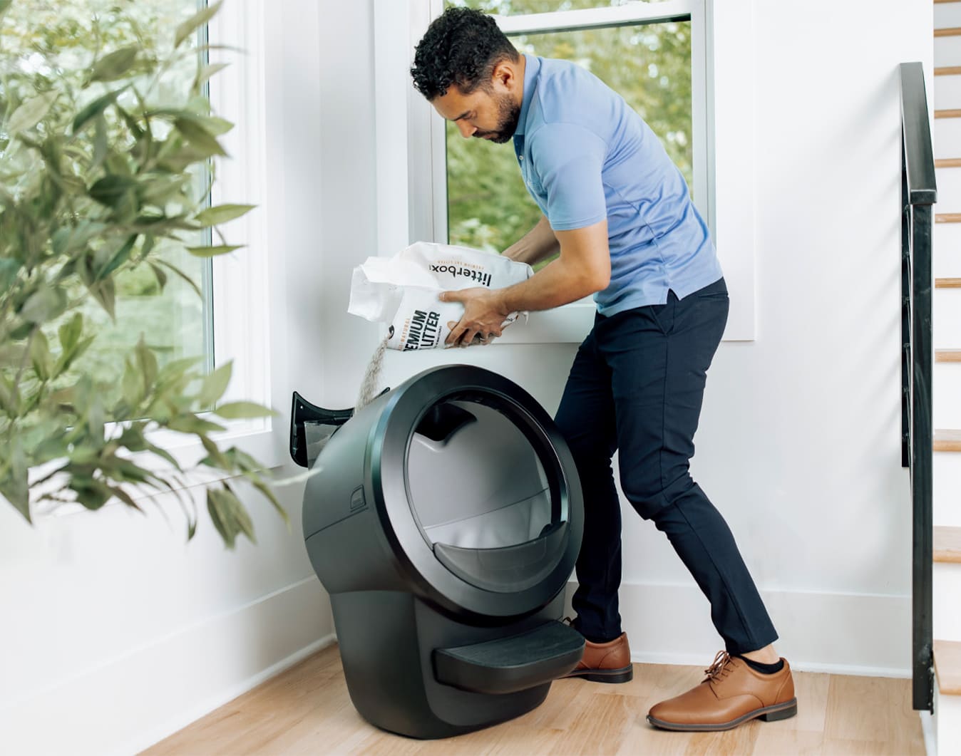 LitterHopper automatically dispensing fresh cat litter